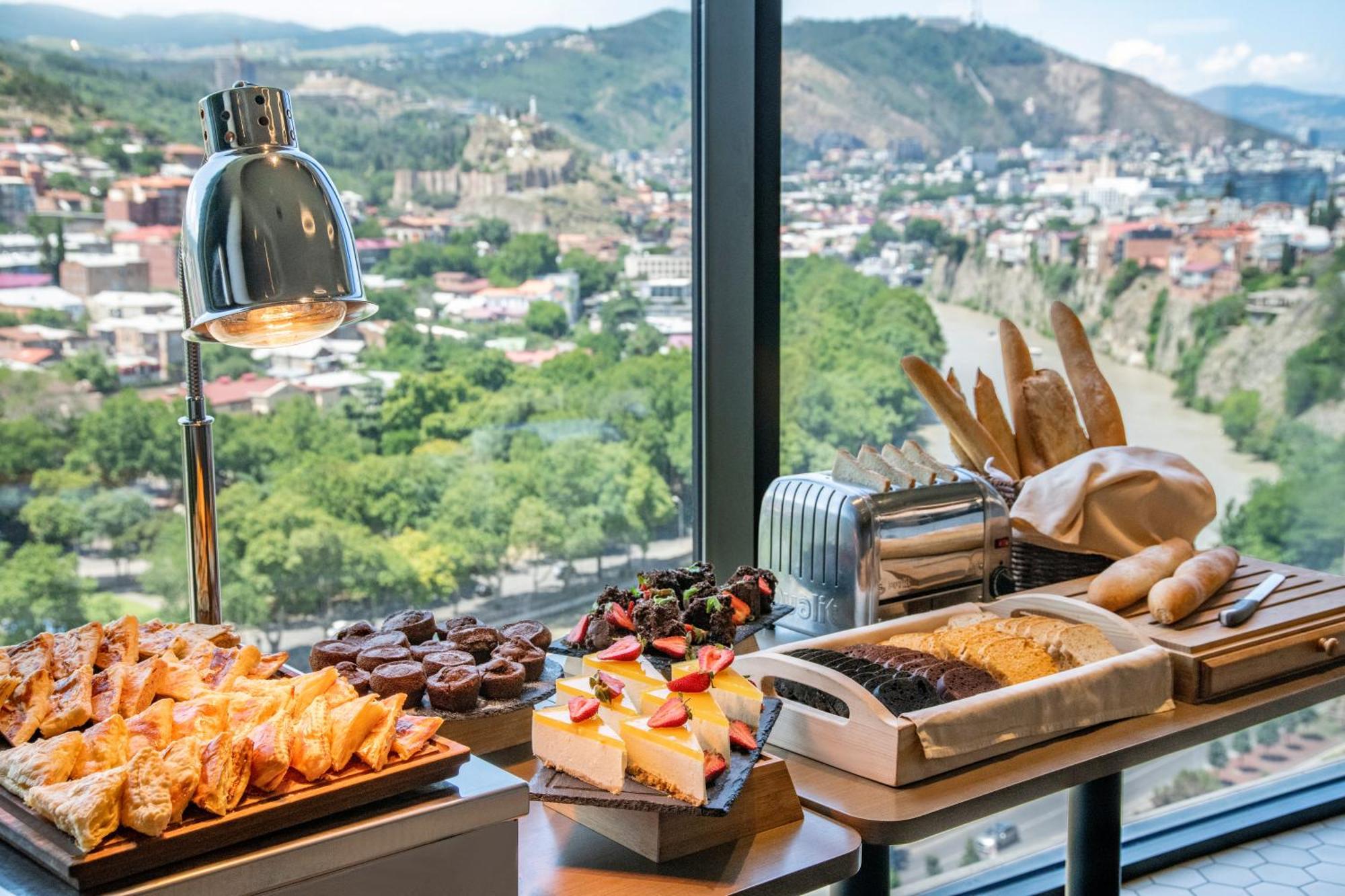 Golden Tulip Design Tbilisi Hotel Kültér fotó
