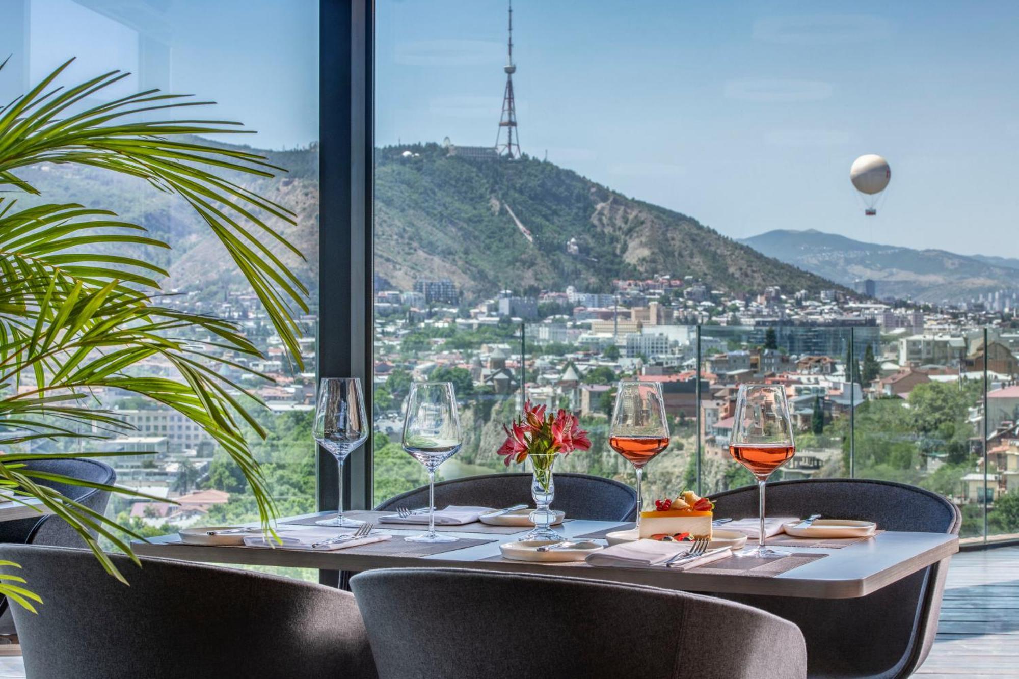 Golden Tulip Design Tbilisi Hotel Kültér fotó